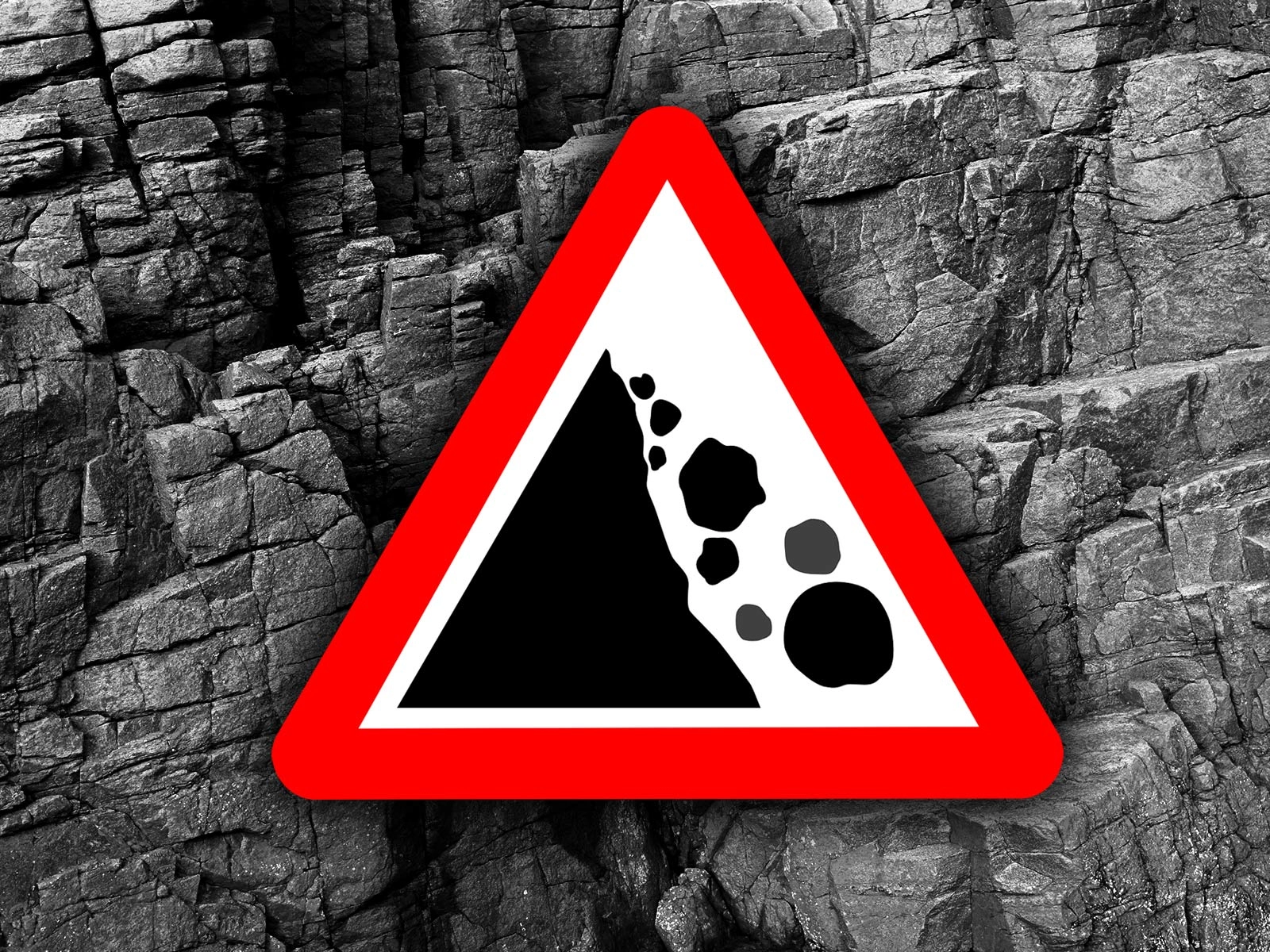 Estrada da Queimada Continues to Be Closed Due to Rockfall