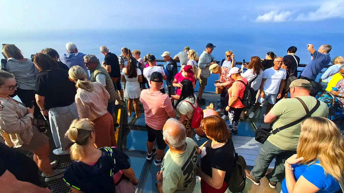 Tourists Complain About Dirty Glass at Cabo Girão Skywalk